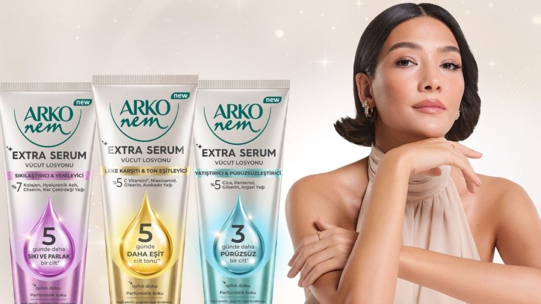 Arko Nem Extra Serum vücut losyonunun üç farklı ambalajı ve yanında gülümseyen Aybüke Pusat