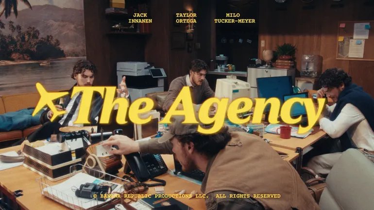 Banana Republic’in “The Agency” dizisinin afişi: 70’ler havasında bir seyahat acentesi ofisinde çalışan karakterler