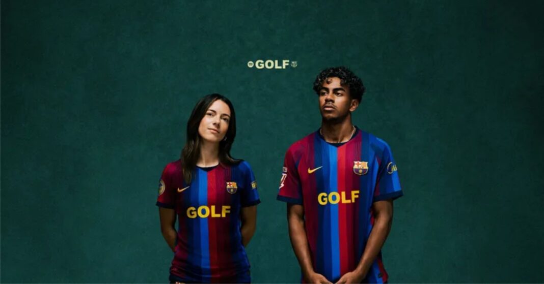 Yeşil fon önünde GOLF logolu FC Barcelona formalarını giyen bir kadın ve bir erkek futbolcu
