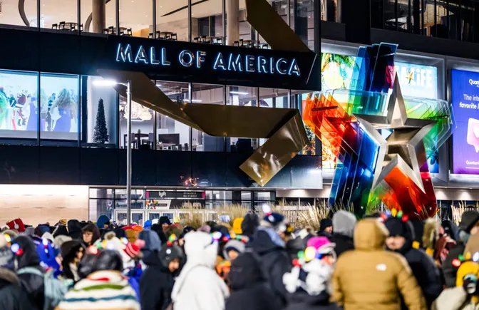 Mall of America alışveriş merkezinin girişindeki tabela ve renkli yıldız dekorasyonu