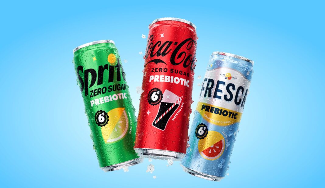 Mavi zemin üzerinde Sprite, Coca-Cola ve Fresca’nın “Prebiotic” ibareli Zero Sugar kutuları