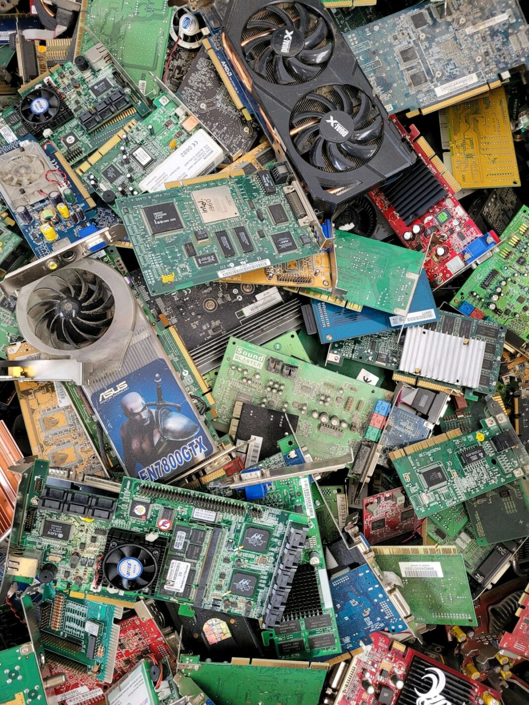 Üst üste yığılmış eski bilgisayar ekran kartları ve devre kartlarından oluşan elektronik atık yığını