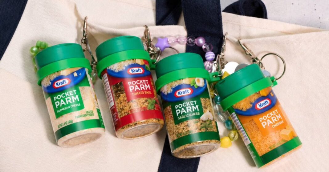 Bez çanta üzerinde anahtarlık halkalarına takılmış dört farklı Kraft Pocket Parm mini peynir şişesi