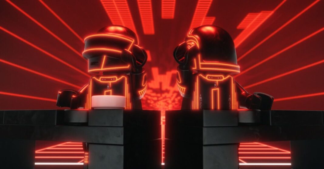Kırmızı neon ışıklı piramit sahnede Daft Punk’ın LEGO robot minifigürleri