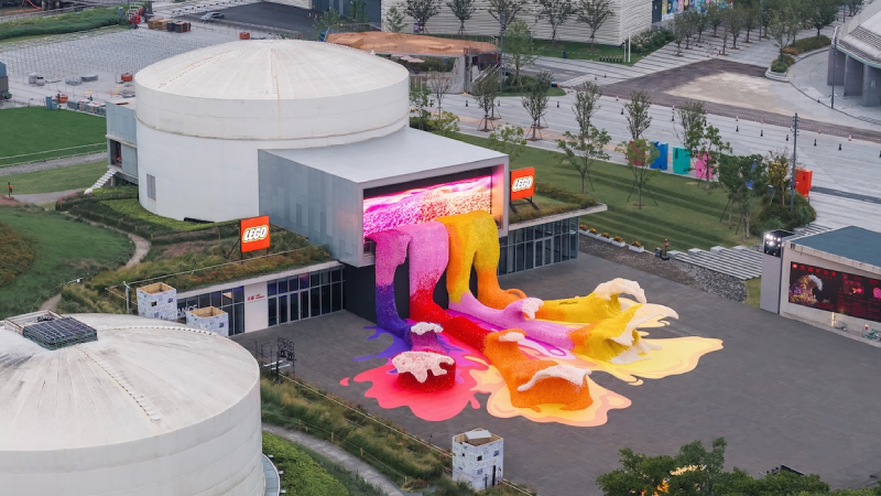 Şanghay’daki Tank Shanghai Art Center’ın önünde yere yayılan rengârenk LEGO çiçeklerinden oluşan “Botanical Wave” enstalasyonunun havadan görünümü