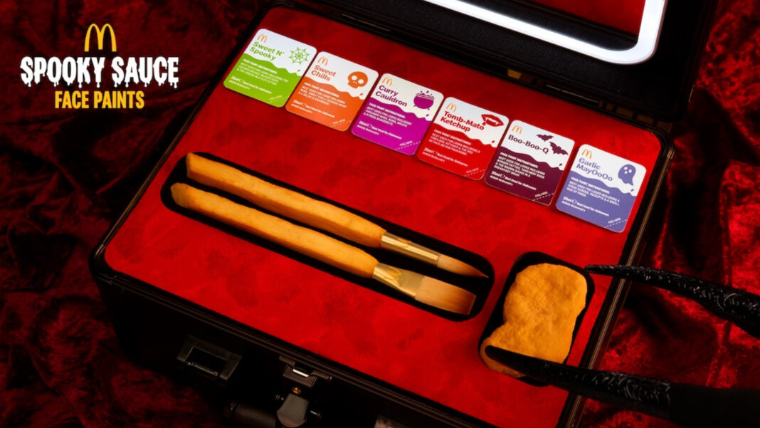 Kırmızı bir çanta içinde McDonald’s “Spooky Sauce Face Paints” yüz boyası seti: renkli sos temalı boyalar, patates kızartması biçiminde fırçalar ve nugget şeklinde makyaj süngeri