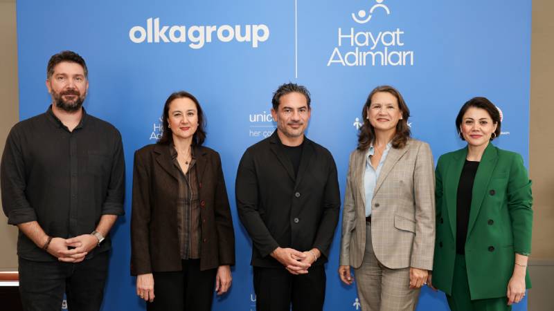 Olka Group ve Hayat Adımları logolu panonun önünde poz veren proje ortakları