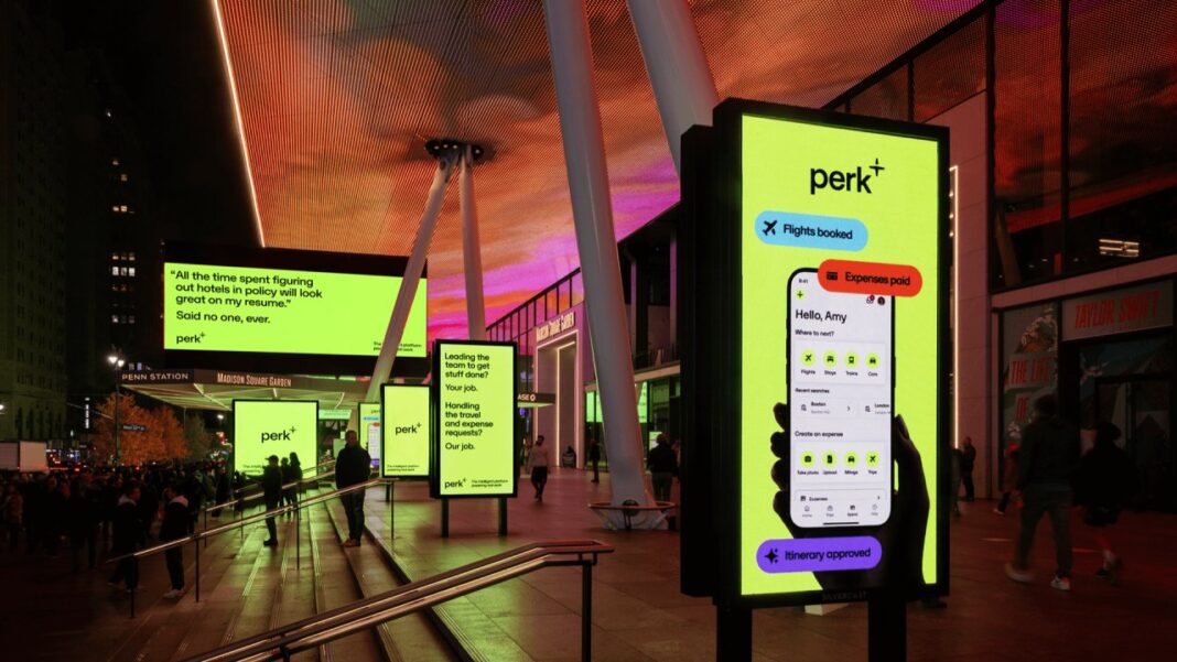 Bir istasyon holünde arka arkaya dizilmiş, sarı-yeşil zeminli Perk reklam ekranları; öndeki ekranda uygulamayı gösteren bir telefon görseli