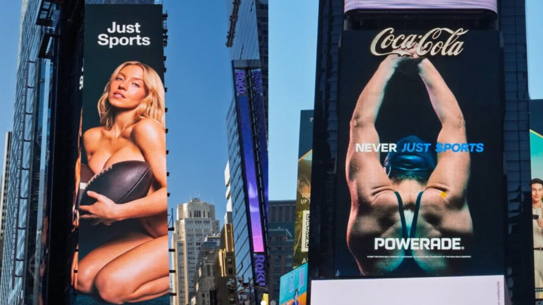 New York Times Square’de yan yana duran Novig’in Sydney Sweeney’li “Just Sports” ilanı ile Powerade’in “Never Just Sports” dijital panosu