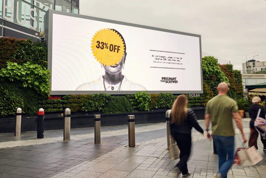 Pregnant Then Screwed’in “Thanks for your service*” kampanyası: sokakta, yüzü “33% OFF” etiketiyle kapatılmış bir kadının yer aldığı billboard