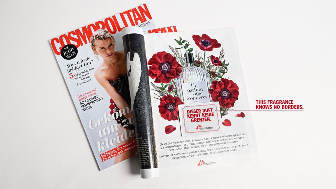 Cosmopolitan dergisinin yanında Sınır Tanımayan Doktorlar’ın kırmızı çiçek desenli “This Fragrance Knows No Borders” koku kartı ilanı