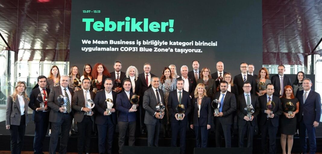 SKD Türkiye COP31 Sürdürülebilir Dönüşüm Ödülleri’nde ödüllerini alan kurum temsilcilerinin “Tebrikler!” yazılı ekran önünde toplu fotoğrafı