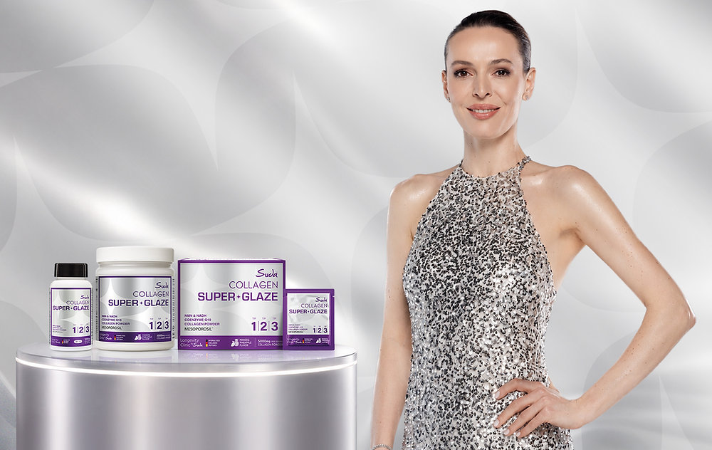 Gümüş payetli elbiseli Eda Erdem, yanında platform üzerinde Suda Collagen Super Glaze ürün ambalajları