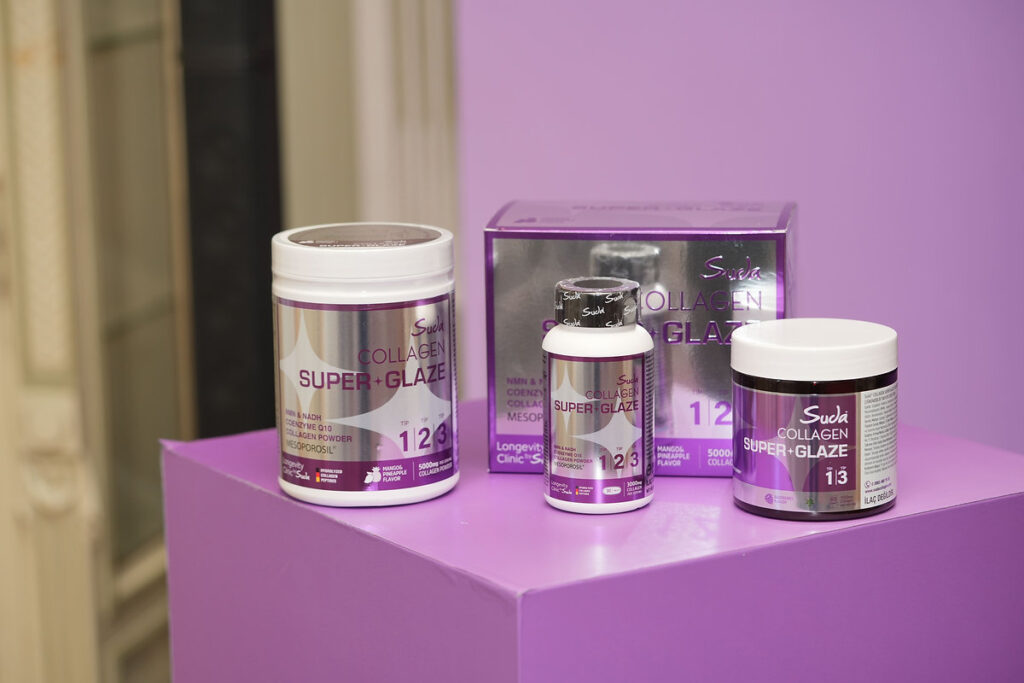 Belçika Sarayı’ndaki lansmanda mor bir kaide üzerinde sergilenen Suda Collagen Super Glaze ürünleri