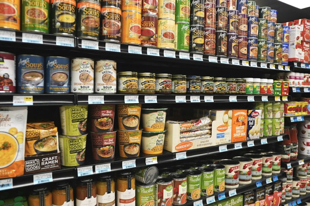 Ürünlerle dolu market rafları