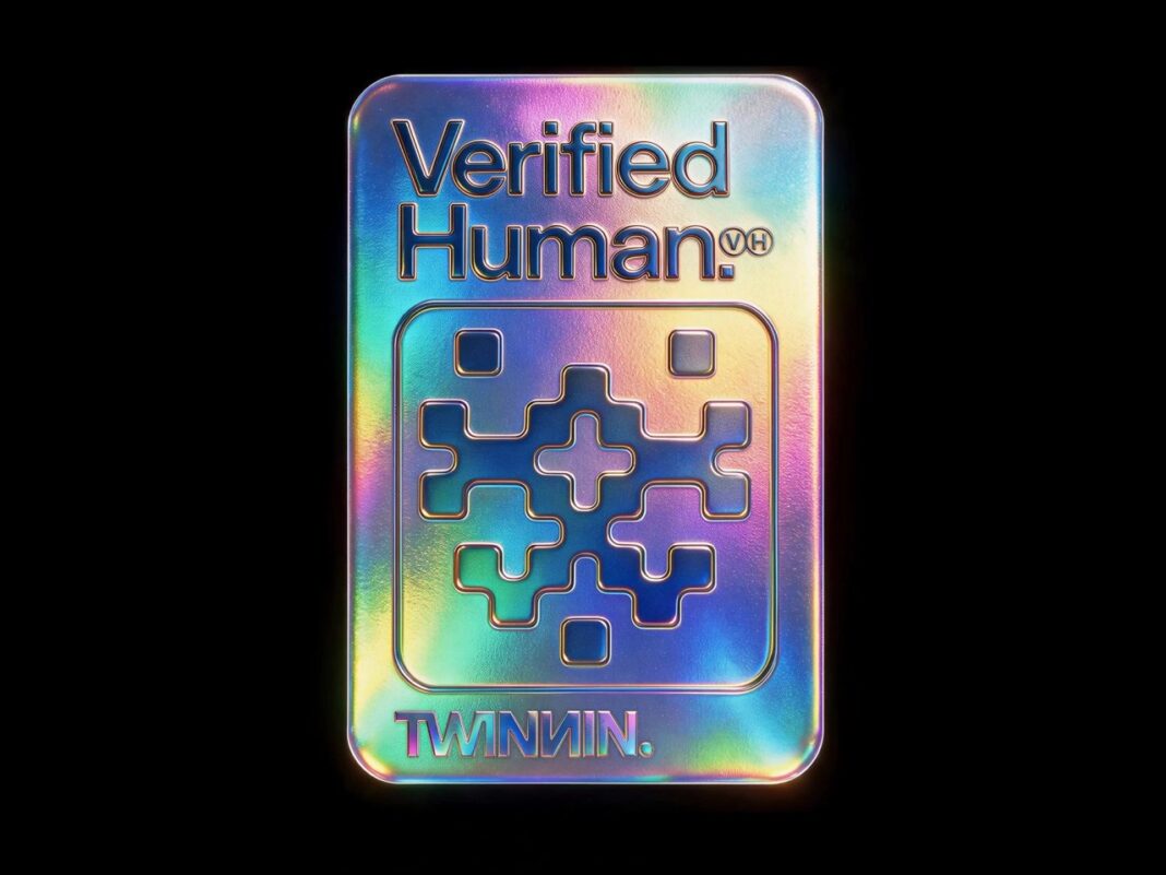 Siyah fon üzerinde Twinnin’in hologram renklerindeki “Verified Human” rozeti